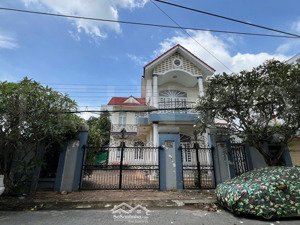 nhà biệt thự 1 trệt 1 lầu đầy đủ nội thất, có sân rộng có 5 phòng ngủ, trục chính kdc 148