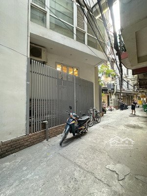 7 chỗ vào nhà,bán gấp phố trung kính, 11,9 tỷ, 35m2,có thể xây 7 tầng thang máy,phân lô 2 mặt ngõ.