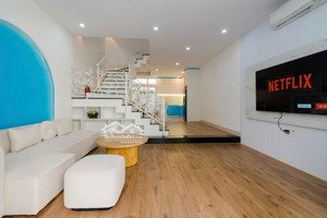 bán nhà 3tầng có hồ bơi đường 7m5.........(..ngang 5m )
nhà đẹp. sáng chảnh...cách biển 2.phú