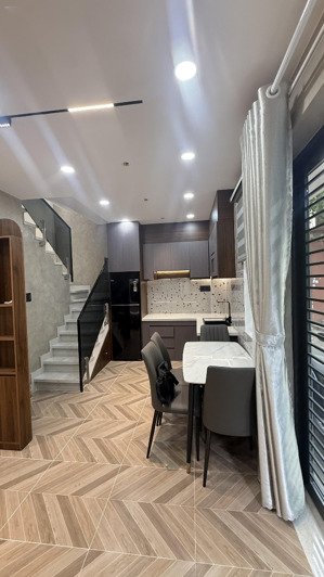 nhà mới đẹp full nội thất hẻm xe hơi ngang lớn 6m chỉ cách chợ và nhà ga t3 vài phút.