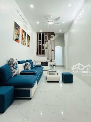 tôn đức thắng. 27m2 nhỉnh 6tỷ. nhà mới thay áo. tăng full nội thất. vài ra ô chợ dừa. kết nối đỉnh