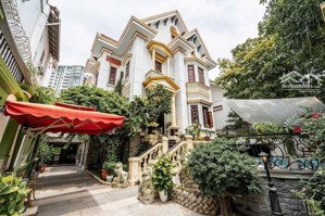 chỉ 130 triệu/ tháng cho thuê biệt thự đường nguyễn văn hưởng,thảo điền,1 trệt 2 lầu,full nội thất