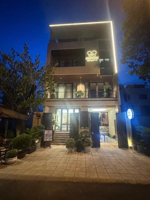 mặt tiền phạm văn bạch, phường 15, q tân bình. 5,5 x 25 vuông vức gpxd: hầm+ 7 tầng 18 tỷ.