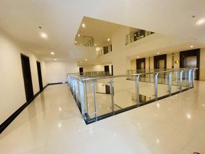 bán officetel căn góc 61m2 the sun avenue tháp trung tâm giá chỉ 4,6x tỷ