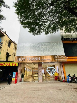 cho thuê nhà mặt phố cầu giấy, được thiết kế 3 tầng với dt: 105m2/sàn, mặt tiền 7m, giá cực hot!