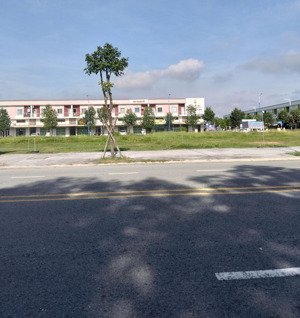 bán nhà lầu có sẵn nguồn thu ổn định 150m2 đất có 2 mặt tiền kinh doanh ngay gần thành phố mới bd