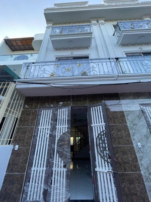 nhà 35m2-3 phòng ngủ-gần quốc lộ 6 & đh thể dục thể thao,ngõ thoáng cạnh đường oto tránh giá 2,75tỷ