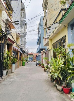 bán nhà chính chủ ở bình tân gần ngã tư 4 xã - hẻm ôtô - dt 52m2 - giá chỉ 5.2 tỷ.