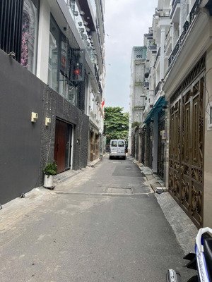 chính chủ. nhà 1 trệt 2 lầu sân thượng. đs 30 p6 gv. khu phân lô cao tầng tri thức cao .dt 4 x 16