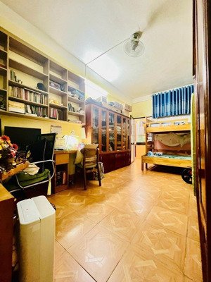 bán nhà tập thể tầng 2 lô góc nghĩa tân dt 130m2, có 5 ngủ 2 vệ sinh giá 5,4 tỷ