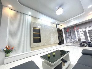 hiếm rất hiếm - trung tâm cầu giấy - ngõ ô tô - nhà lô góc 3 mặt ngõ thoáng sáng - vừa ở vừa kinh d