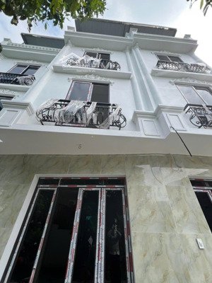 cc gửi bán nhà xây mới oto đỗ cửa nhà xây 4tx32m giá chỉ 3.35tỷ ngay gần chợ phượng