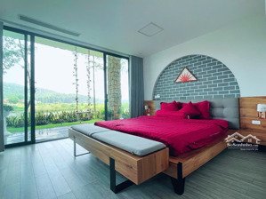 bán gấp căn biệt thự venus flamingo đại lải full nội thất bể bơi siêu đẹp. liên hệ 