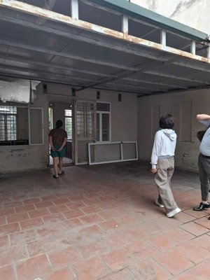 cho thuê kho hàng, vp ... (nhà 100m2 x 3t, dtsd 300m2) đường 2 ô tô tránh tại trung kính. 20 triệu