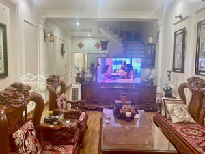 bán nhà mặt phố chợ hàng - giữa chợ buôn bán cực tốt.