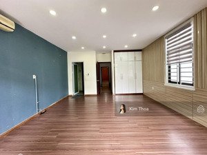 văn phòng 30m2 có ban công ở vạn phúc, lối đi riêng, thang máy, máy lạnh, hầm để xe free. giá 7 tr