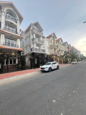 bán nhà biệt thự 10x20m, hầm 3tầng có thang máy và hồ bơi, kdc himlam kế lote p.tân hưng q.7