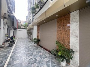 nhà thạch bàn 5 tầng,ô tô vào tận cửa,50m ra mặt phố,đi bộ sang aeon chỉ vài bước chân