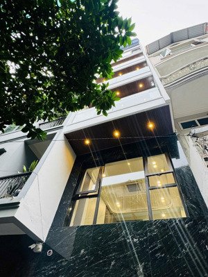 bán nhà nguyễn văn cừ 42m2 - 7 tầng thang máy - ô tô 7 chỗ vào nhà