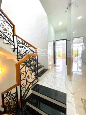 nhà 3 tầng mới đẹp , 3.5m x 20m , mặt tiền an dương vương