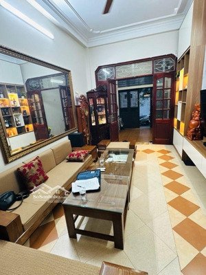 cần bán nhà phố cổ linh , long biên 47m. 5 tầng, mặt tiền 4m, giá 9.5 tỷ.