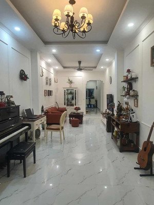 138tr/m2 còn bớt - nhà rộng đống đa - ngõ thông - nhà đẹp hưởng thụ - xây ccmn - 127m giá 17.599 tỷ