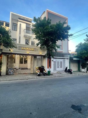 bán nhà 3 tầng mặt tiền chế lan viên, cách biển mỹ khê chỉ 500m, dòng tiền 20tr/th, cực hiếm