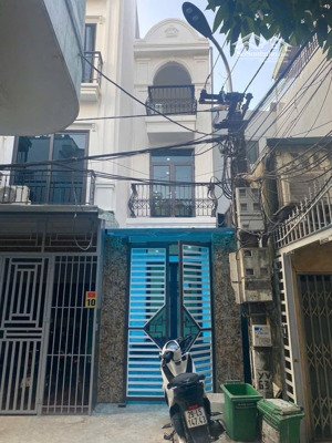 nhà rộng - giá rẻ - sân riêng trông cây - ở cực thích