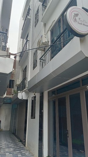 hạ chào 300 triệu. nhà đẹp, ở ngay 35m 5t, mậu lương , hđ full nội thất, ô tô đỗ cửa. giá hơn 6 tỷ.
