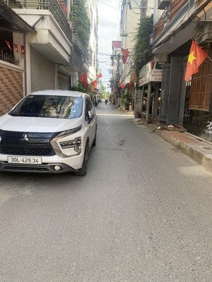 phân lô - ô tô chạy vòng quanh - thoáng trước sau - gara ô tô - dân xây chắc chắn - lh: 