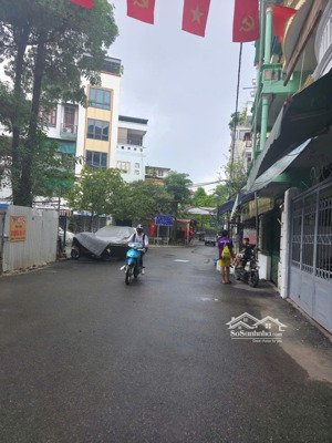 bán nhà đường 800a cầu giấy. 25,5 tỷ có thương lượng.nhà đẹp ô tô đỗ cửa .gần chợ, trường học, bv