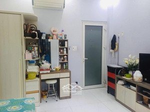 cần bán gấp căn nhà đường đoàn văn bơ , p15 quận 4 , 65m2 ,giá 2tỷ 500tr, hẻm xe hơi