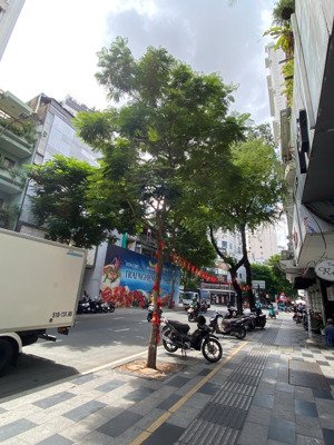 khách sạn cao cấp 10 tầng, mặt tiền rộng 12m nằm ngay trung tâm quận 1 - cách chợ bến thành 500m