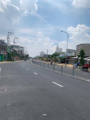 chính chủ cần bán nhà cấp 4 mặt tiền lớn mới mở 74,8m2. trước rộng sau thoáng. có hẻm sau nhà