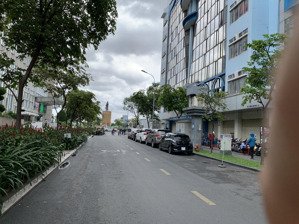 bán tòa ks hầm 9 lầu, 28 phòng. dt 6x20m (120m2) dòng tiền 300tr/1th (net) giá 160 tỷ