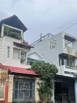 nhà sân vườn - 3 tầng - 9x15 - gần trung tâm quận 7 - nhỉnh 5 tỷ