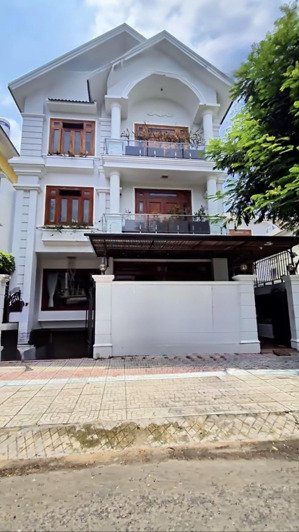 biệt thự khu sadeco ven sông tân phong, đối diện trường đại học rmit, 12,5x18m, hầm, 2l, 47ty