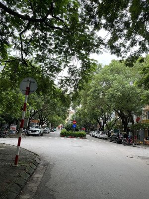 nhà có lộc, chủ bán nhanh chuyển nhà to. phân lô hàng bè,view thoáng, công viên, 50m2/ 5 tầng đẹp.