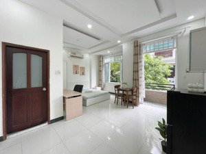 ban công nắng sáng 40m full nội thất hoàng văn thụ. ưu đãi giảm 1 triệu.khách checkin sớm