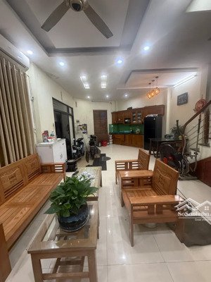 bán nhà phố ngọc lâm 43m²x 3 tầng , trung tâm phố , giá 9,8 tỷ