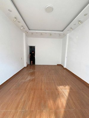 cho thuê nhà 3 tầng nguyễn thị minh khai giá thuê 15tr/tháng . lhe : 