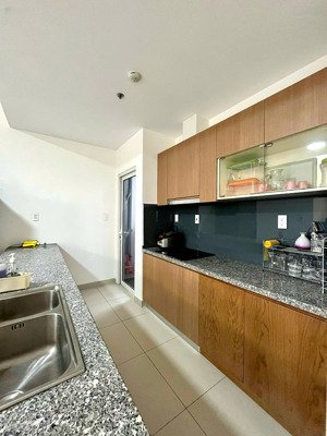 cần bán căn 2pn - 62m2 có ban công phòng khách giá 2,1 tỷ. sổ sẵn