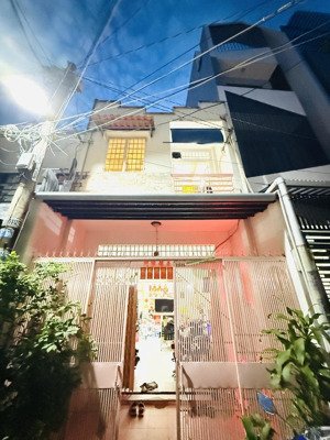 70. bán nhà đường tô hiệu sát quận 11, hxh, 48m2 2 tầng 4 phòng ngủ giá chỉ 5,5 tỷ thương lượng