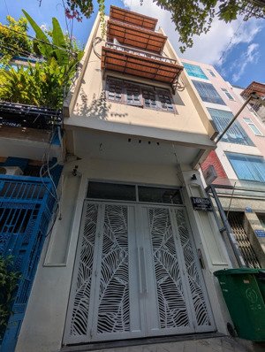 giảm sốc! tòa chdv lớn nhất nguyễn cư trinh, quận 1 dt 150m², nở hậu 16m, hđt 130 triệu/tháng