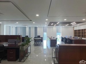 cho thuê văn phòng gần vạn phúc city. tổng diện tích trên 600m2 có thang máy, nội thất văn phòng