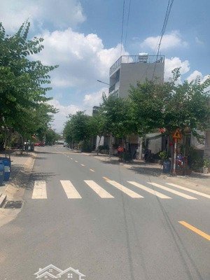 nhà đẹp mặt tiền d12 sát ql1k dĩ an 100m sổ vuông a4