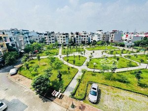 hoa hậu đẹp nhất khu.
bán đất vị trí vàng tái định cư giang biên - việt hưng.
view vườn hoa to nhất