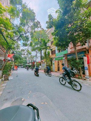 hót hót - bán nhà -phân lô vỉa hè- kd đa dạng - phố mạc thái tổ - cầu giấy - ôtô dừng đỗ ngày đêm.