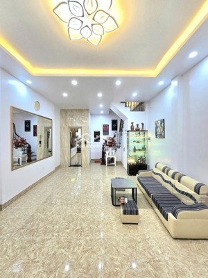 chỉ 100m ra phố láng hạ, nhà xây mới 6 tầng thang máy, yên tĩnh, dân trí cao, hàng xóm thân thiện