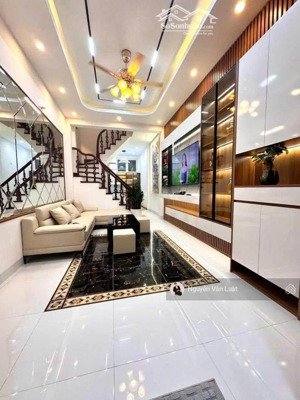 bán nhà võ chí công 40m2 x 5 tầng trước nhà 3m, cách 50m ra phố ô tô tránh , dân xây , ô tô đỗ